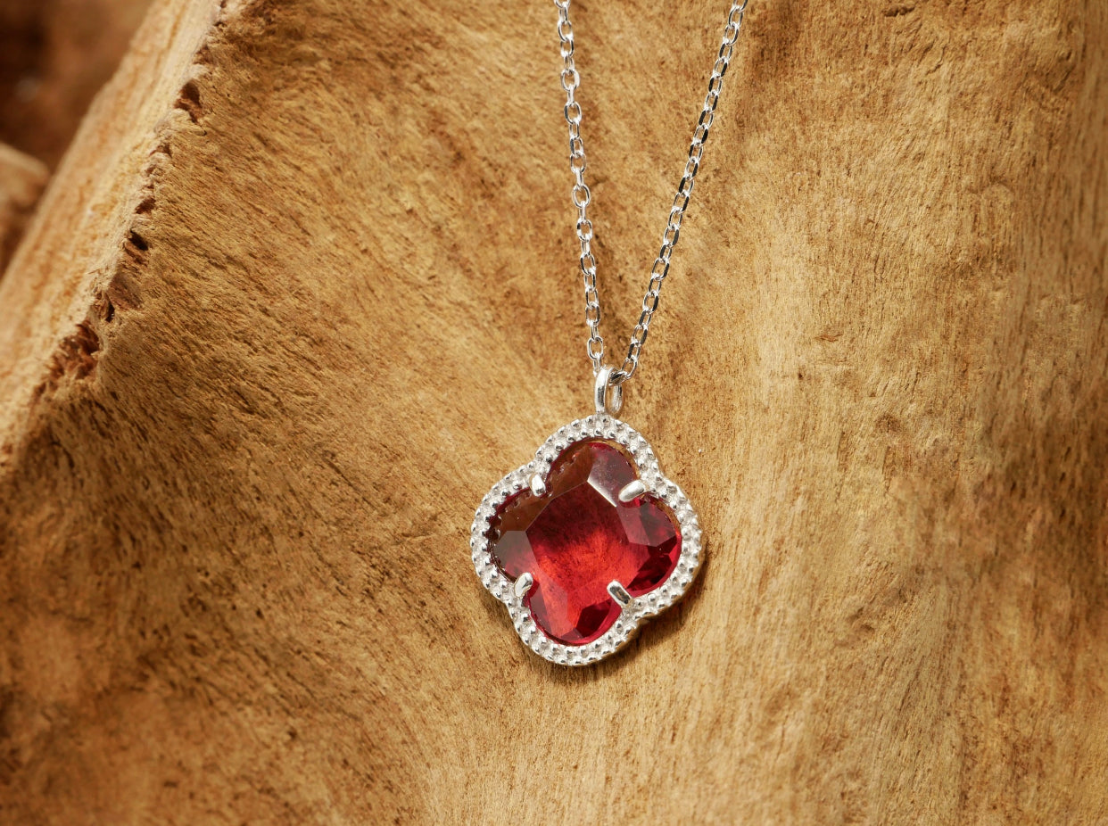 CLOVER GOLD NECKLACE WITH RED QUARTZ