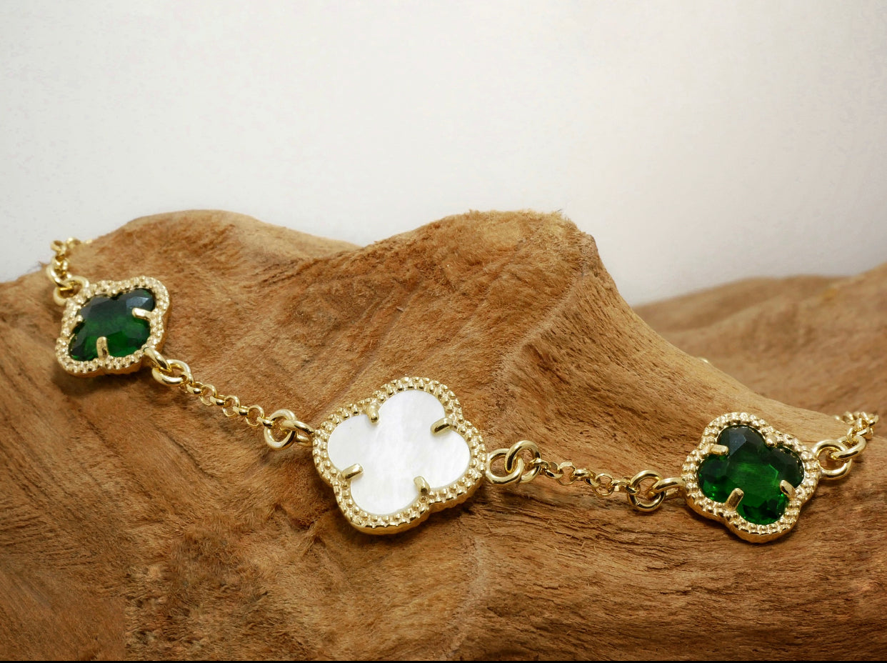 Clover bracelet with emerald quartz and mother of pearl