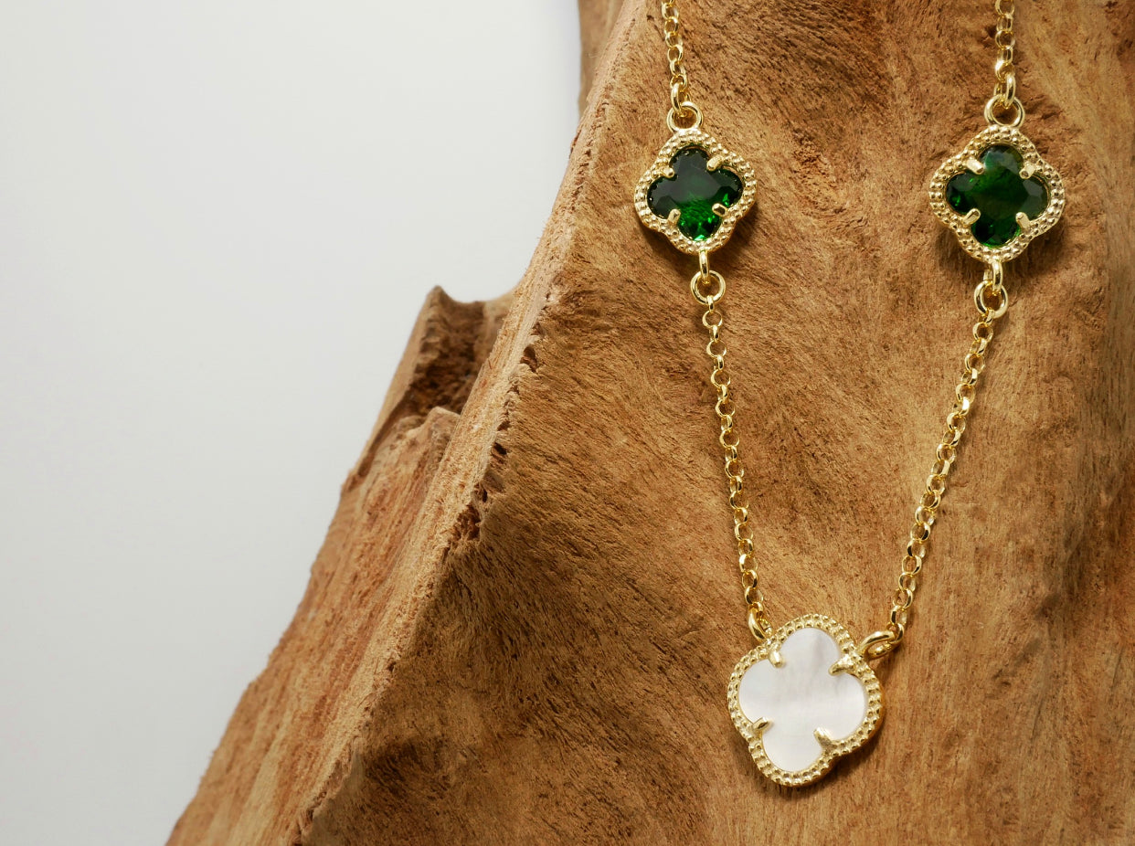 Clover necklace with emerald quartz and mother of pearl
