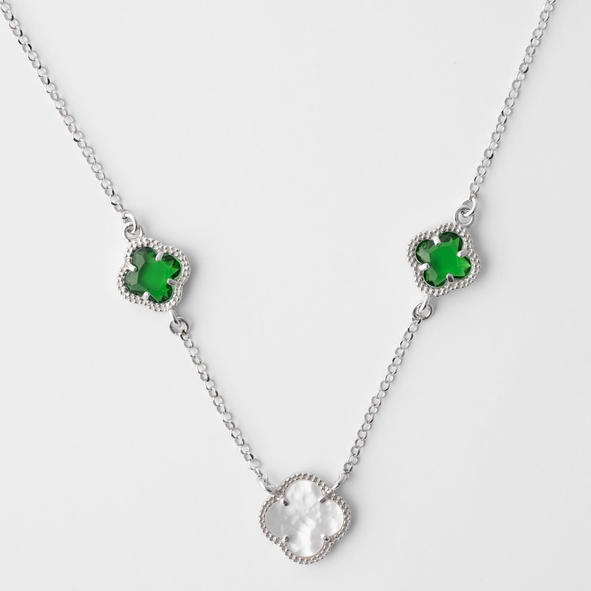 Clover necklace with emerald quartz and mother of pearl