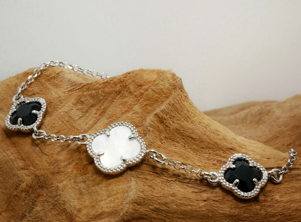 Clover bracelet with black quartz and mother of pearl