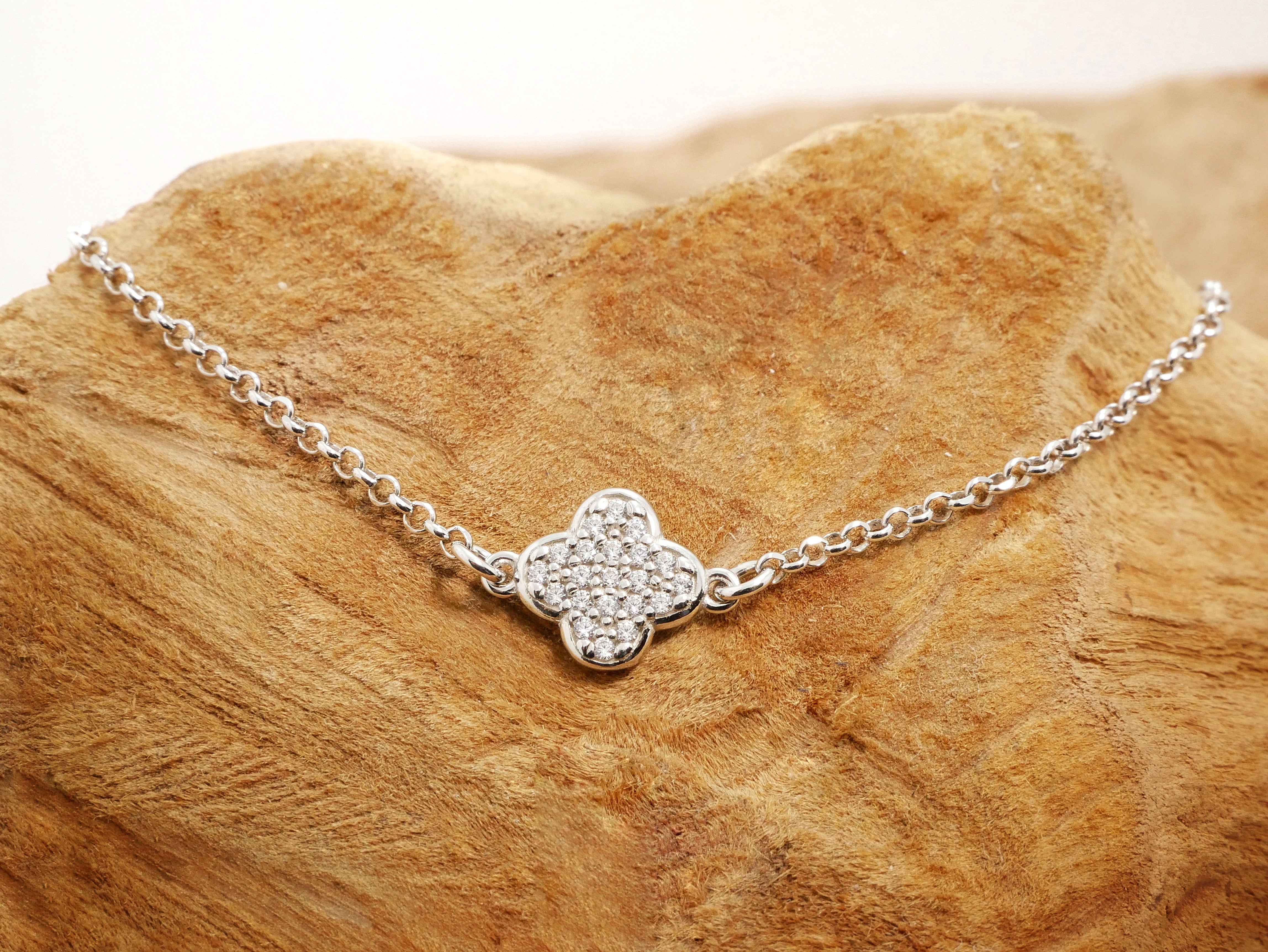 Diamond bracelet clover